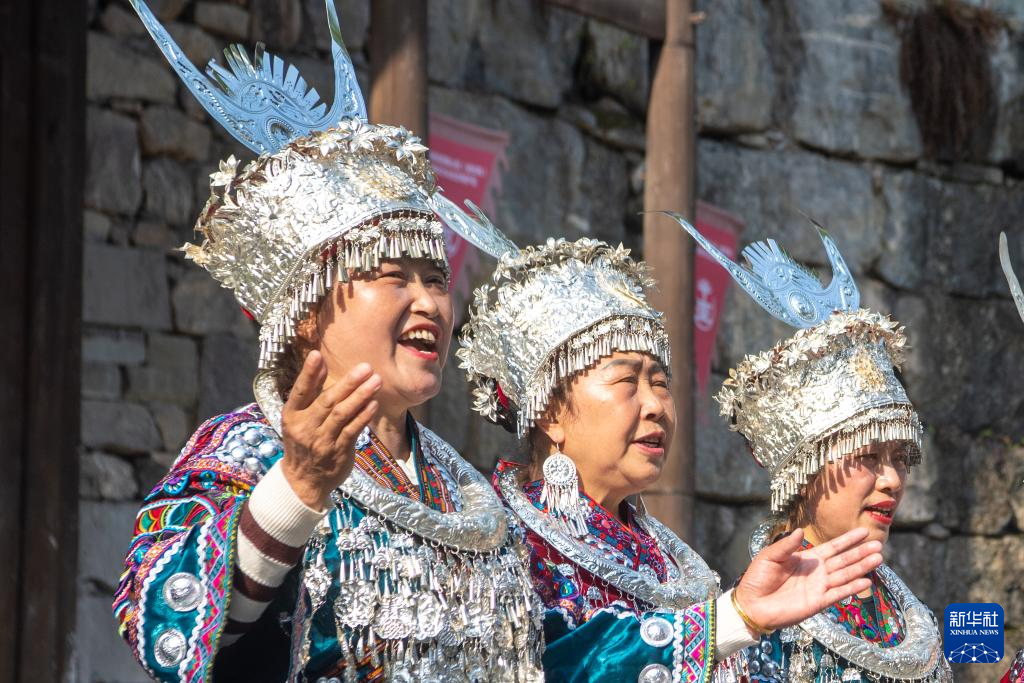 重庆:欢庆苗族传统节日踩花山节