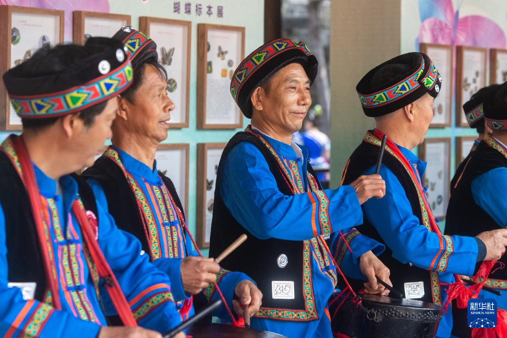 重庆:欢庆苗族传统节日踩花山节