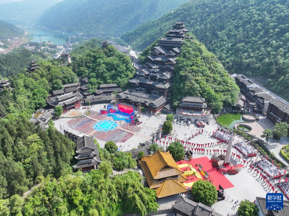 重庆:欢庆苗族传统节日踩花山节