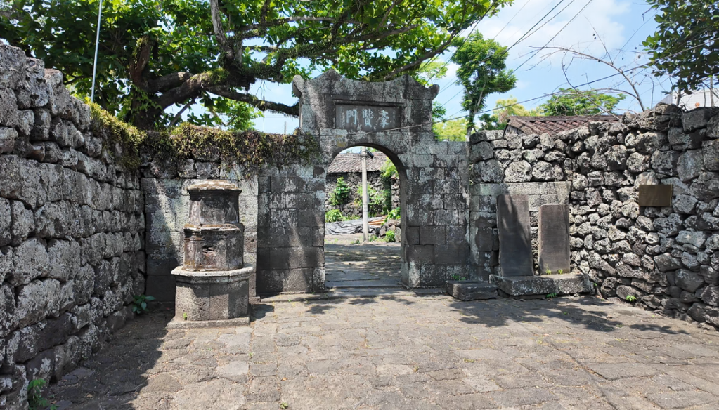 【文博V观】火山石上“长出”800多年历史的村庄 【文博V观】火山石上“长出”800多年历史的村庄