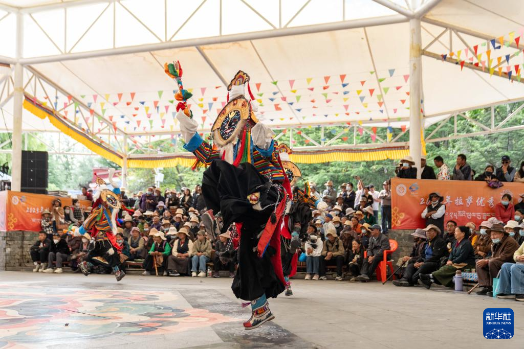 西藏拉萨:欢度雪顿佳节 共享藏戏盛宴