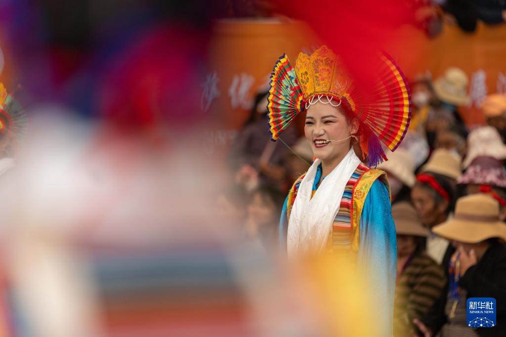西藏拉萨:欢度雪顿佳节 共享藏戏盛宴
