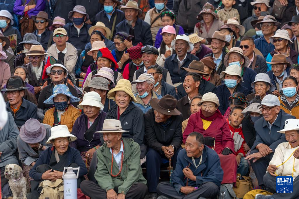 西藏拉萨:欢度雪顿佳节 共享藏戏盛宴
