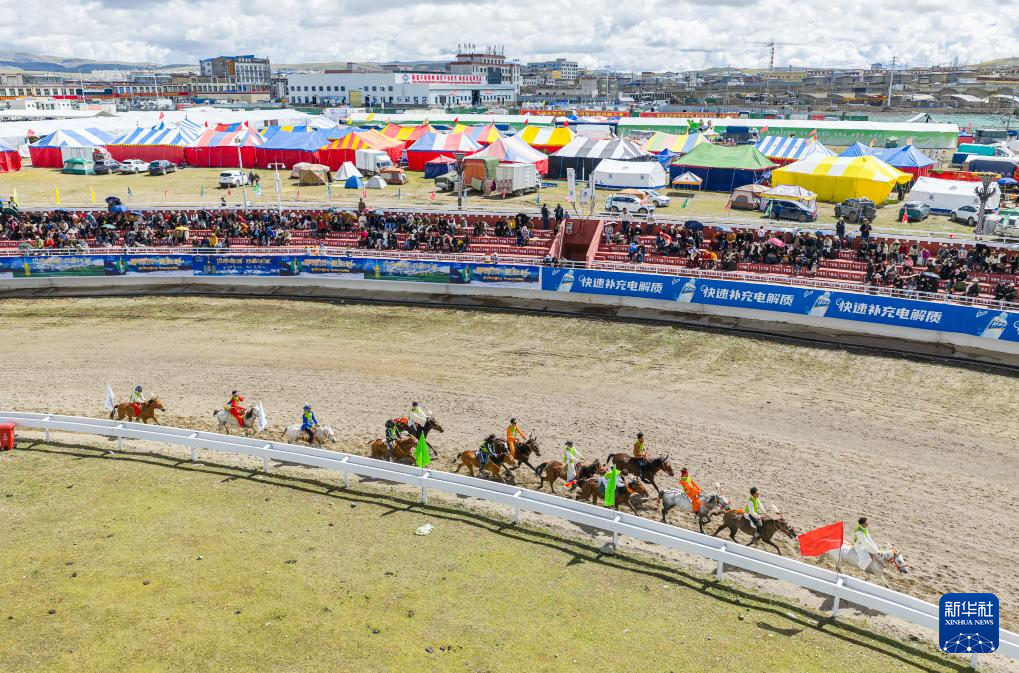 新华全媒+丨高原竞速:马蹄踏响羌塘草原