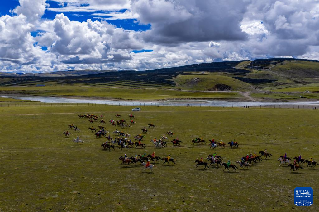 新华全媒+丨高原竞速:马蹄踏响羌塘草原