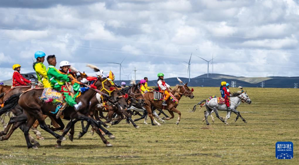 新华全媒+丨高原竞速:马蹄踏响羌塘草原