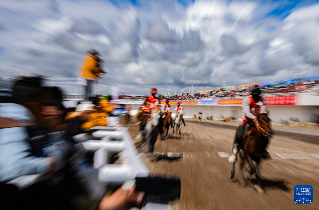 新华全媒+丨高原竞速:马蹄踏响羌塘草原