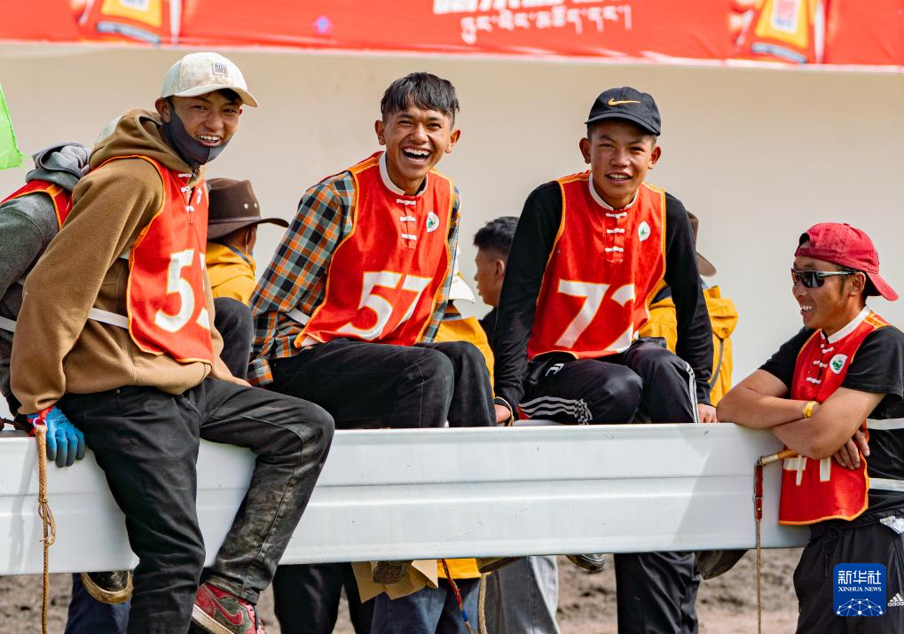 新华全媒+丨高原竞速:马蹄踏响羌塘草原