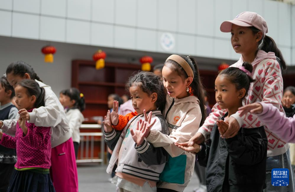 西藏的孩子:嘹亮童声焕新藏戏