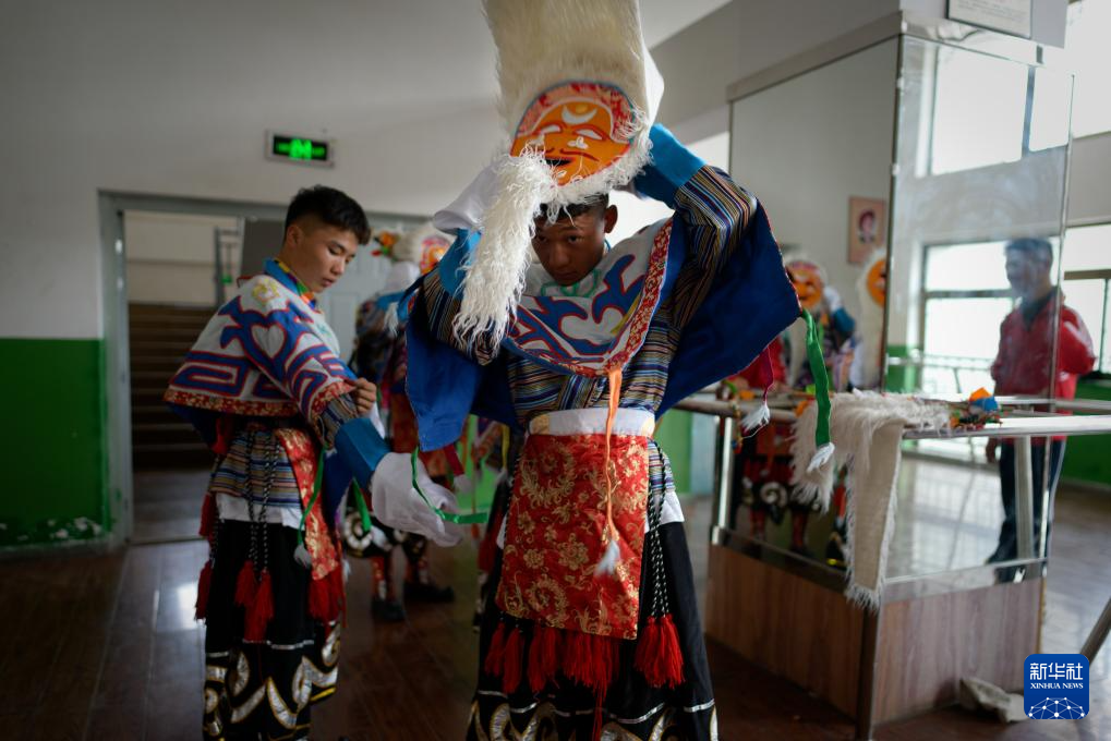 西藏的孩子:嘹亮童声焕新藏戏