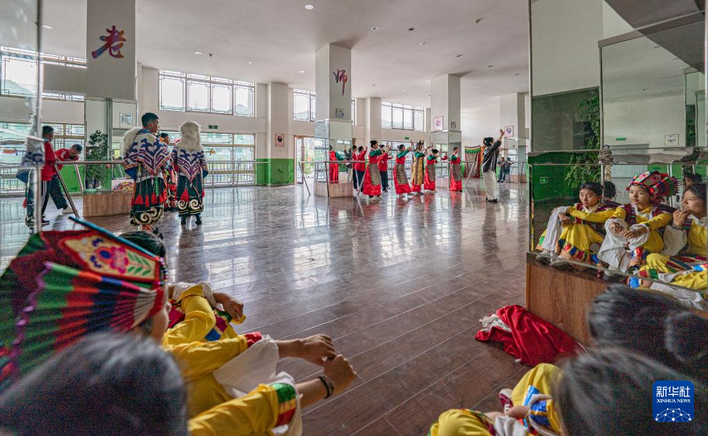 西藏的孩子:嘹亮童声焕新藏戏