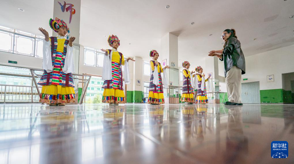 西藏的孩子:嘹亮童声焕新藏戏