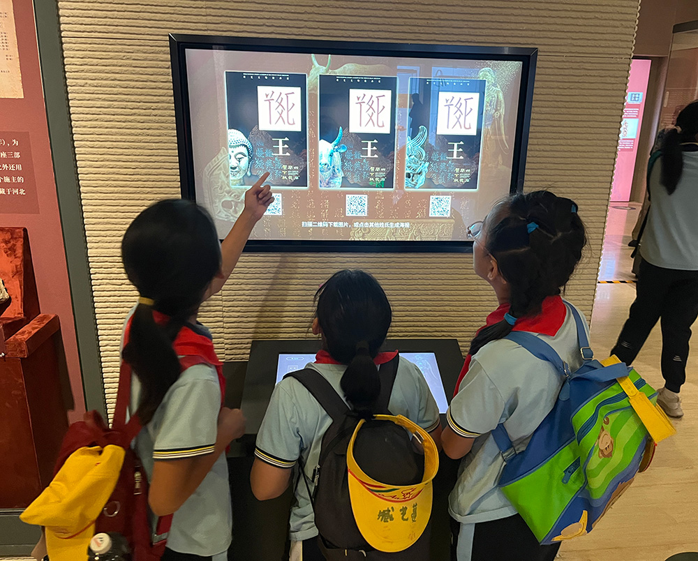 市民游客走进首都博物馆了解西夏文化