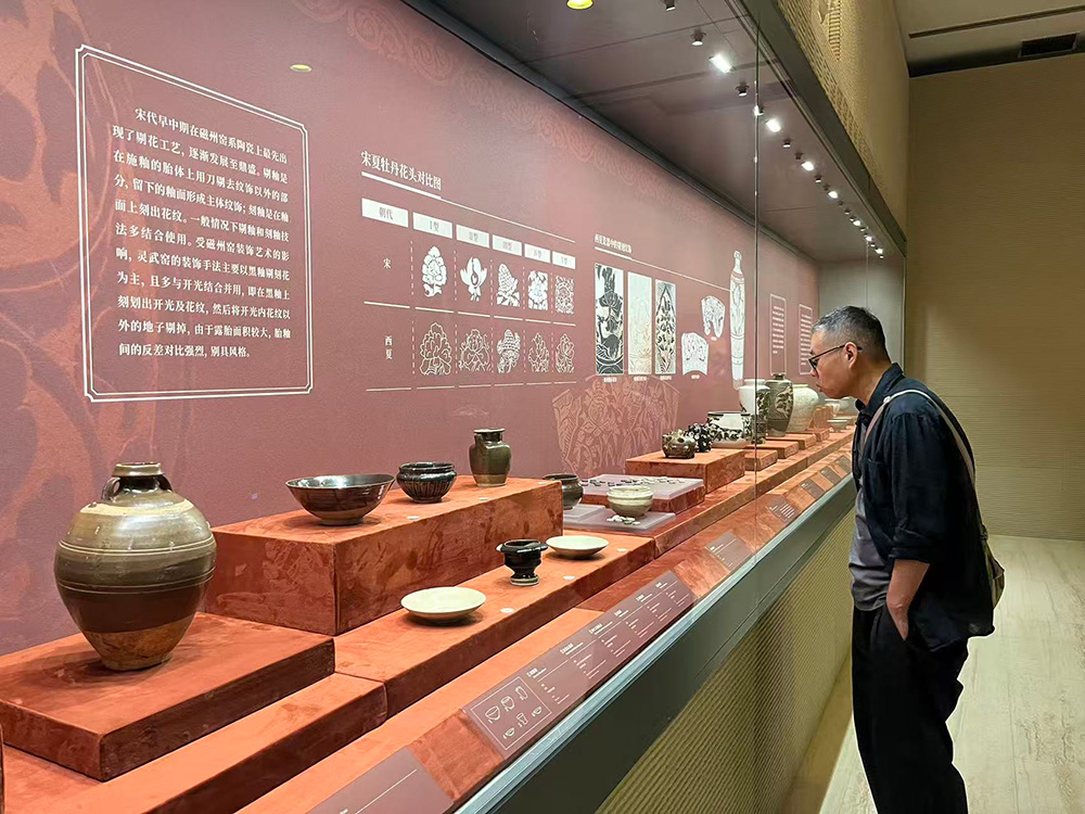 市民游客走进首都博物馆了解西夏文化