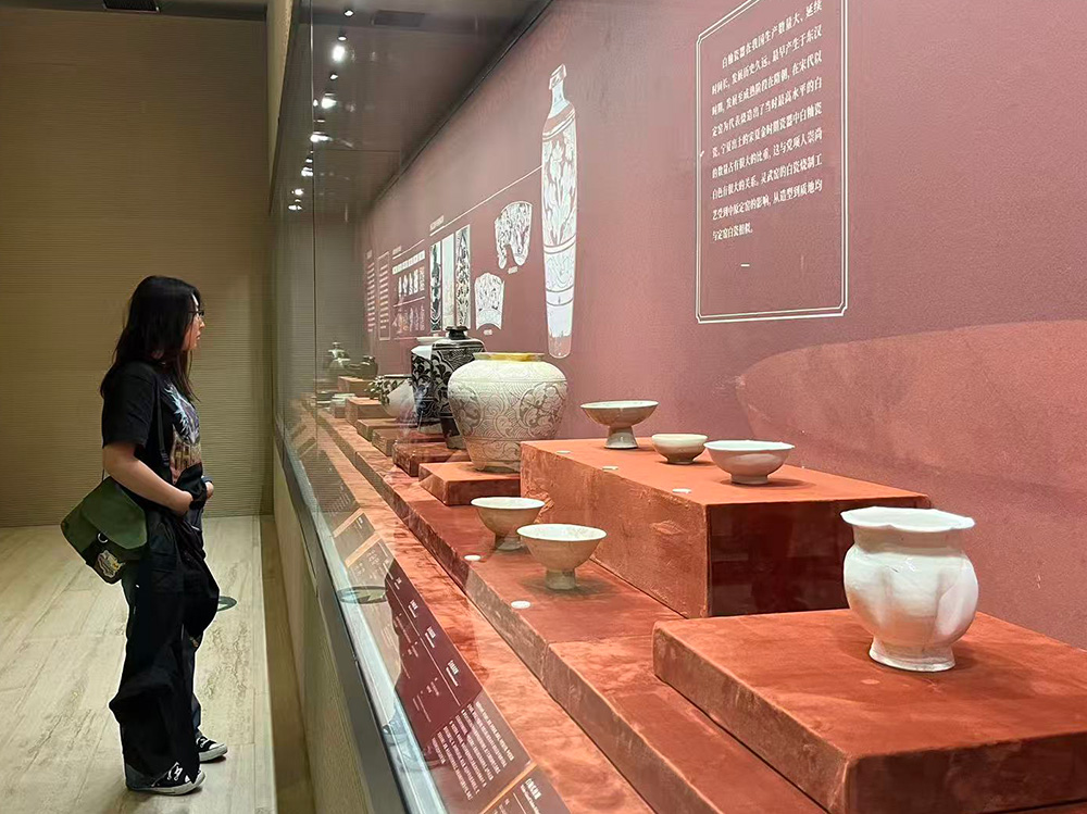 市民游客走进首都博物馆了解西夏文化