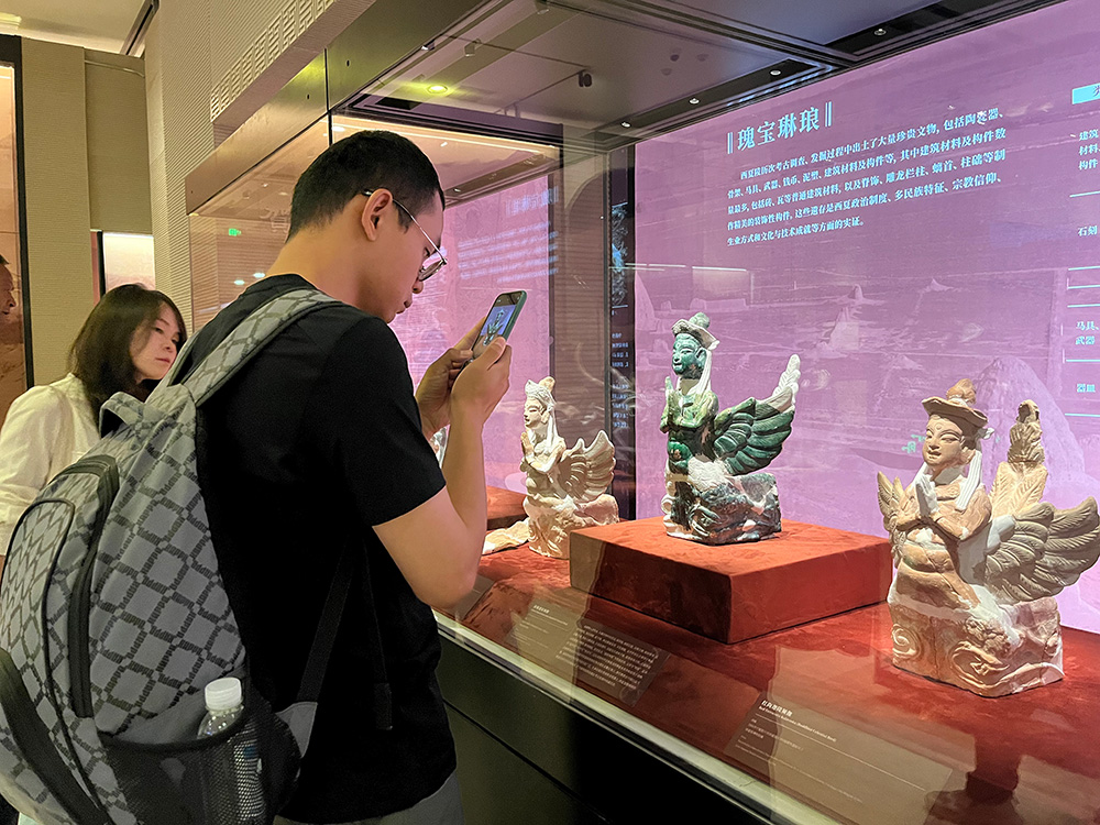 市民游客走进首都博物馆了解西夏文化