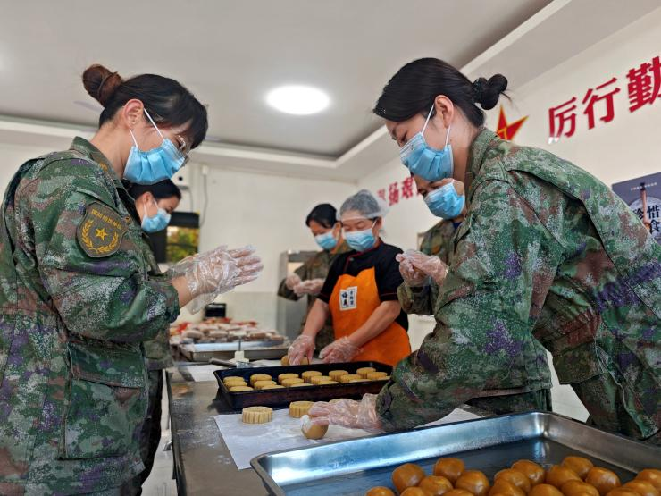 【网络中国节】山东青岛：手工月饼传温情 中秋敬老暖人心