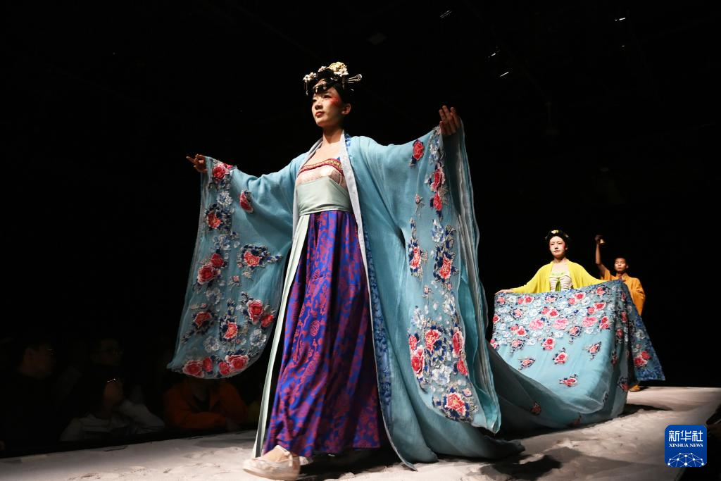 敦煌文化火出圈 《又见敦煌》人气旺