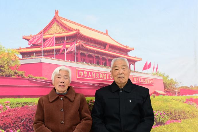 【网络中国节】河南洛阳：132张“天安门”合影定格乡村老人“北京梦”