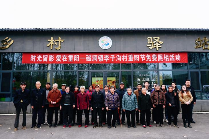 【网络中国节】河南洛阳：132张“天安门”合影定格乡村老人“北京梦”