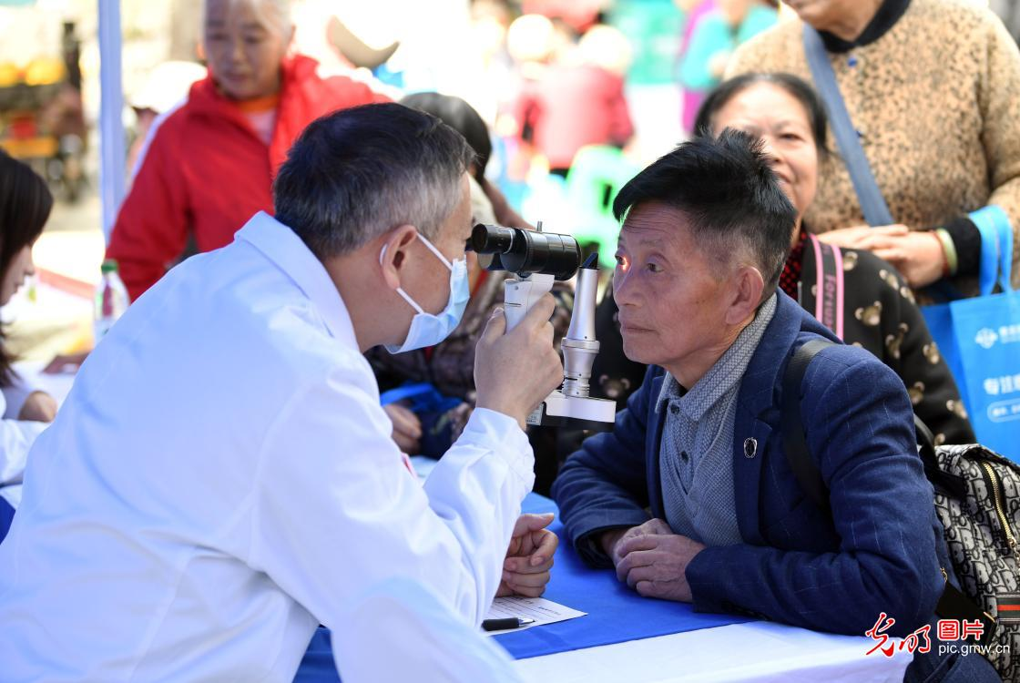 敬老送关怀 服务暖人心