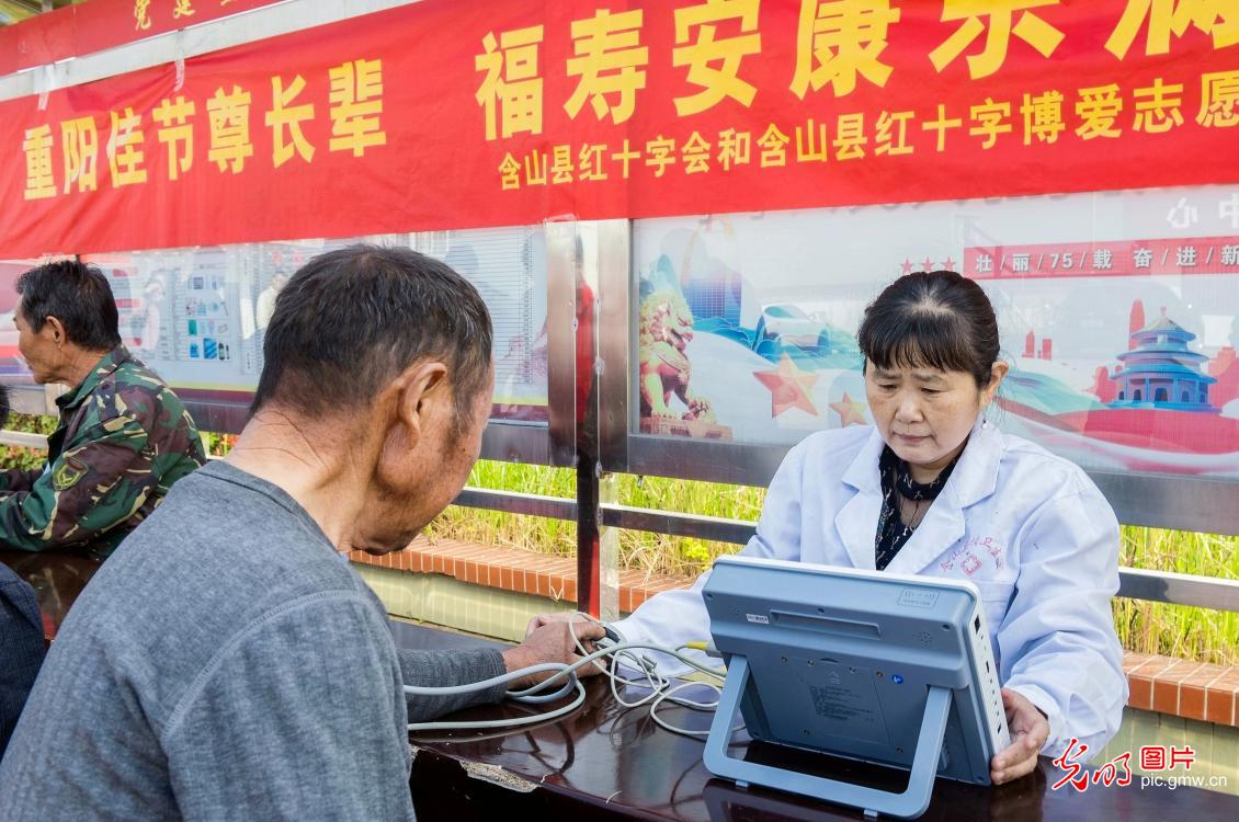 敬老送关怀 服务暖人心