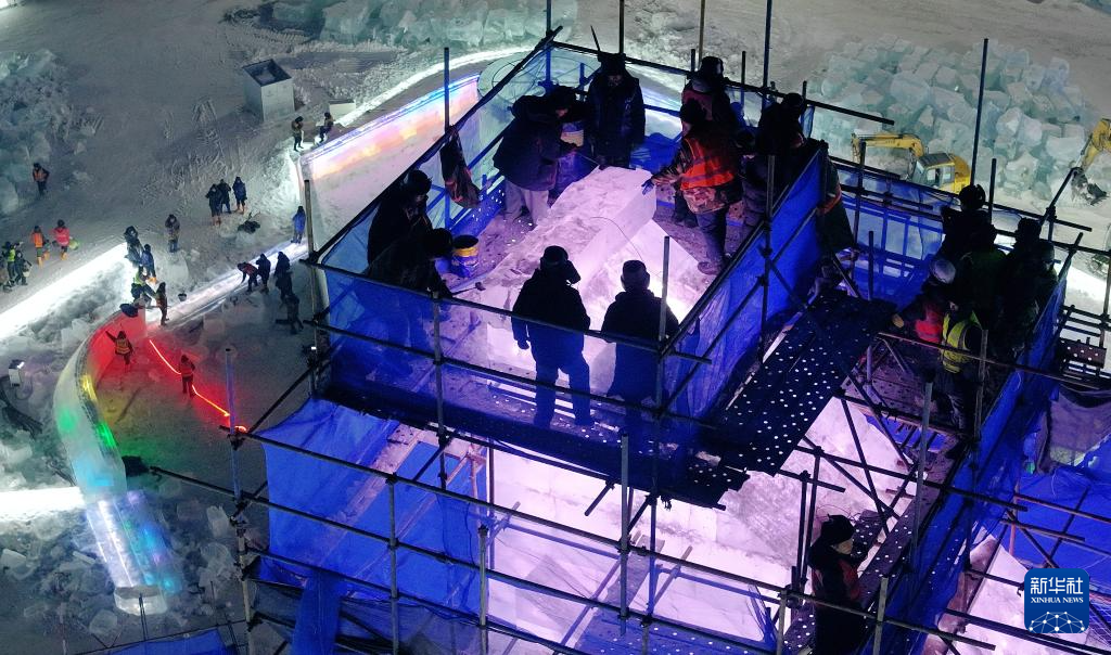 第二十七届哈尔滨冰雪大世界主塔“冰灯启梦”封顶