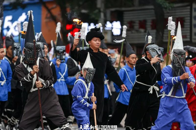 何以中国|在漆里·戏里·书页里 看见乌蒙非遗的时光密码 图片13.png