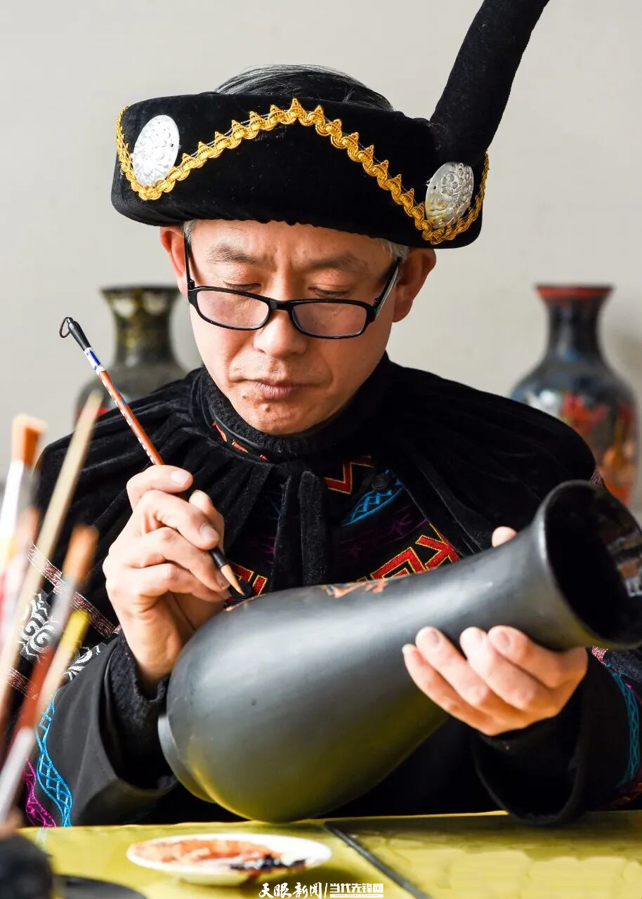 何以中国|在漆里·戏里·书页里 看见乌蒙非遗的时光密码 图片5.png